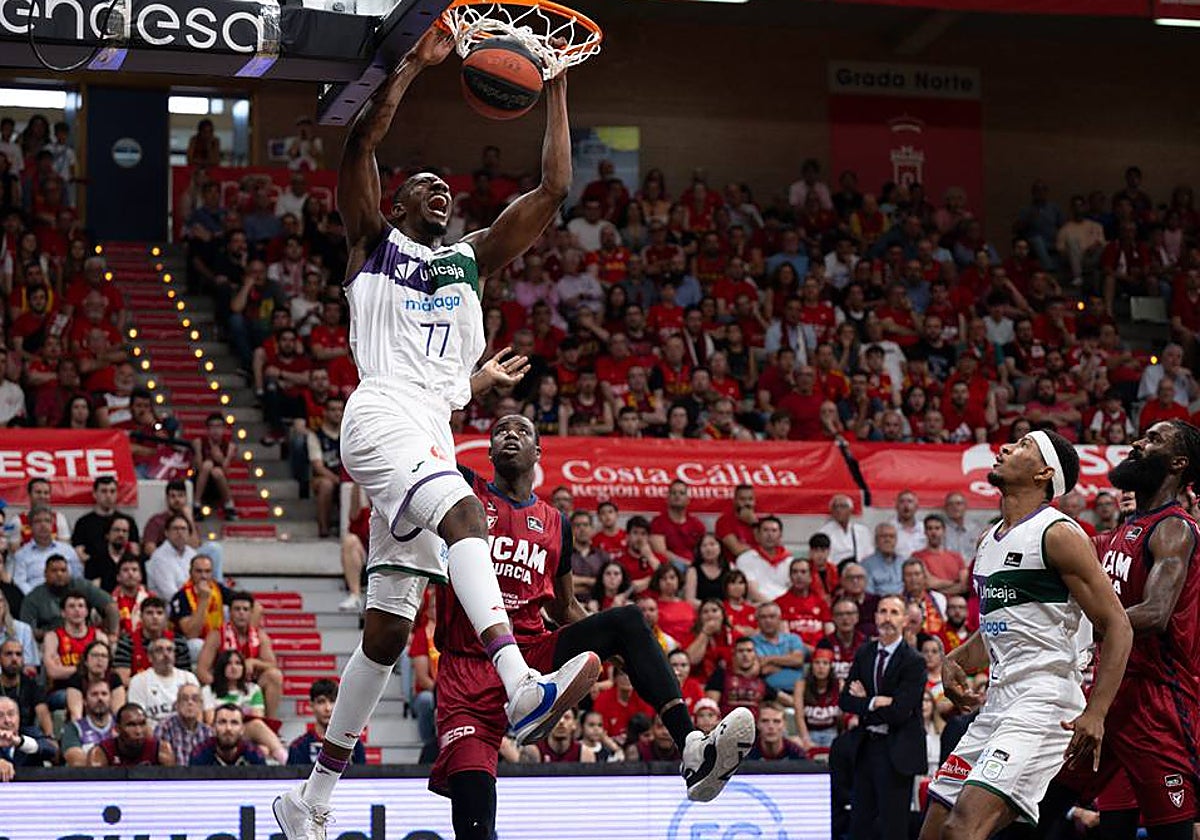 Yankuba Sima machaca en una de sus canastas del segundo partido.
