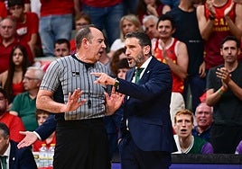 Ibon Navarro dialoga con uno de los árbitros.