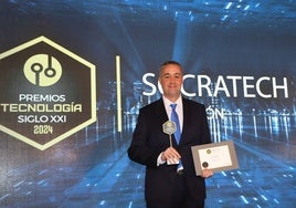 Carlos Yáñez, fundador de SocraTech, con el premio.