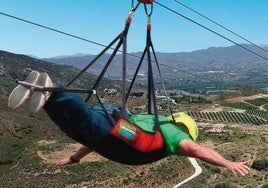 La Supertirolina supone un a explosión de adrenalina y una oportunidad de observar Málaga y su litoral desde una perspectiva única.