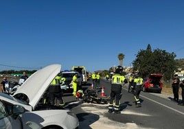 Bomberos, Guardia Civil, sanitarios y Policía Local, este lunes en el lugar del accidente.