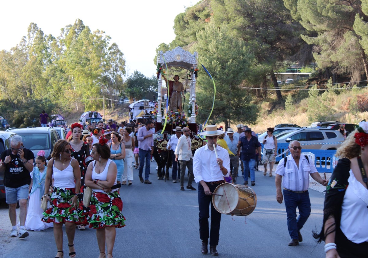 El camino hacia el arroyo del Pinar durante la romería.