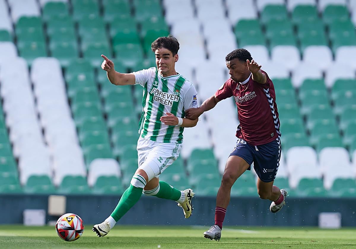 Andrés Caro, en una jugada durante el Betis Deportivo-Pontevedra en el 'play off' de ascenso a Primera Federación.