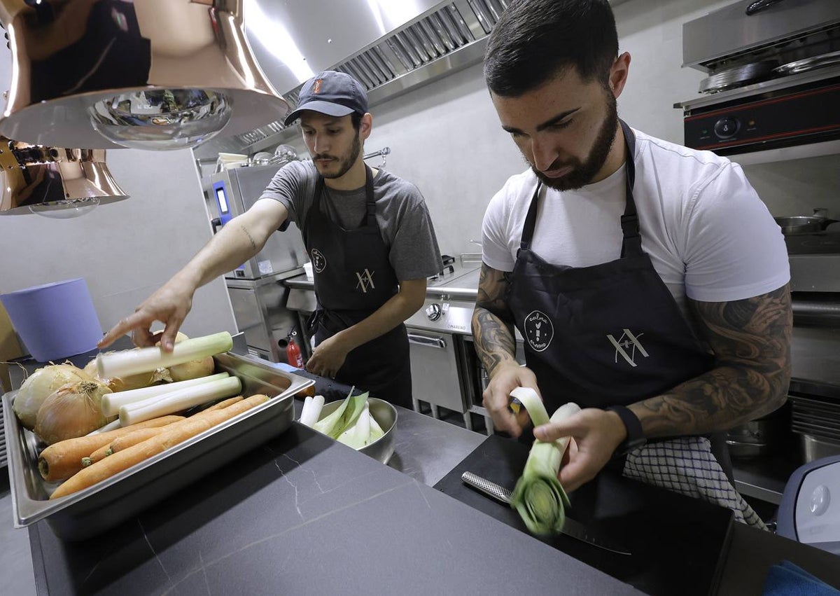 Imagen secundaria 1 - Juanjo Carmona abre su nuevo restaurante en Benalmádena: así es Aviva