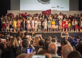 Niños y niñas del colegio que participaron en el desfile de moda creada por ellos mismos.