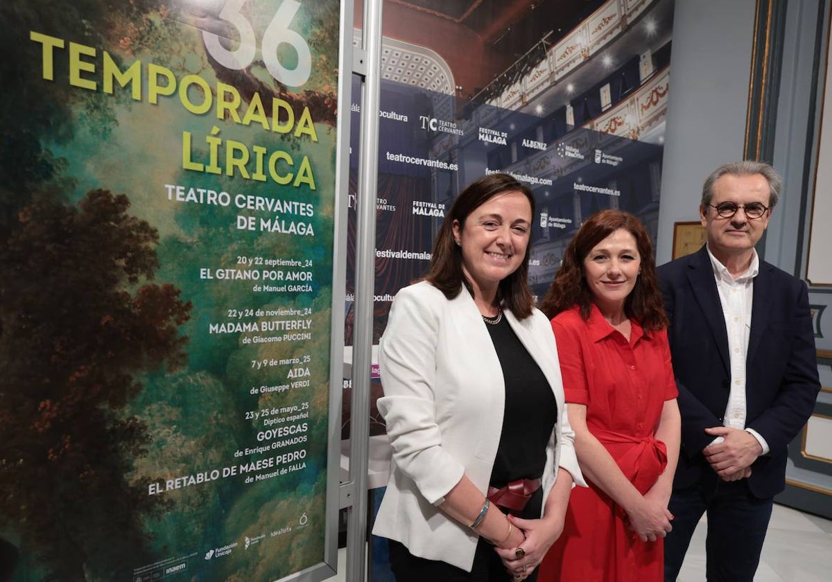 Mariana Pineda, Gema Domínguez y Juan Antonio Vigar, junto al cartel de la próxima Temporada Lírica.