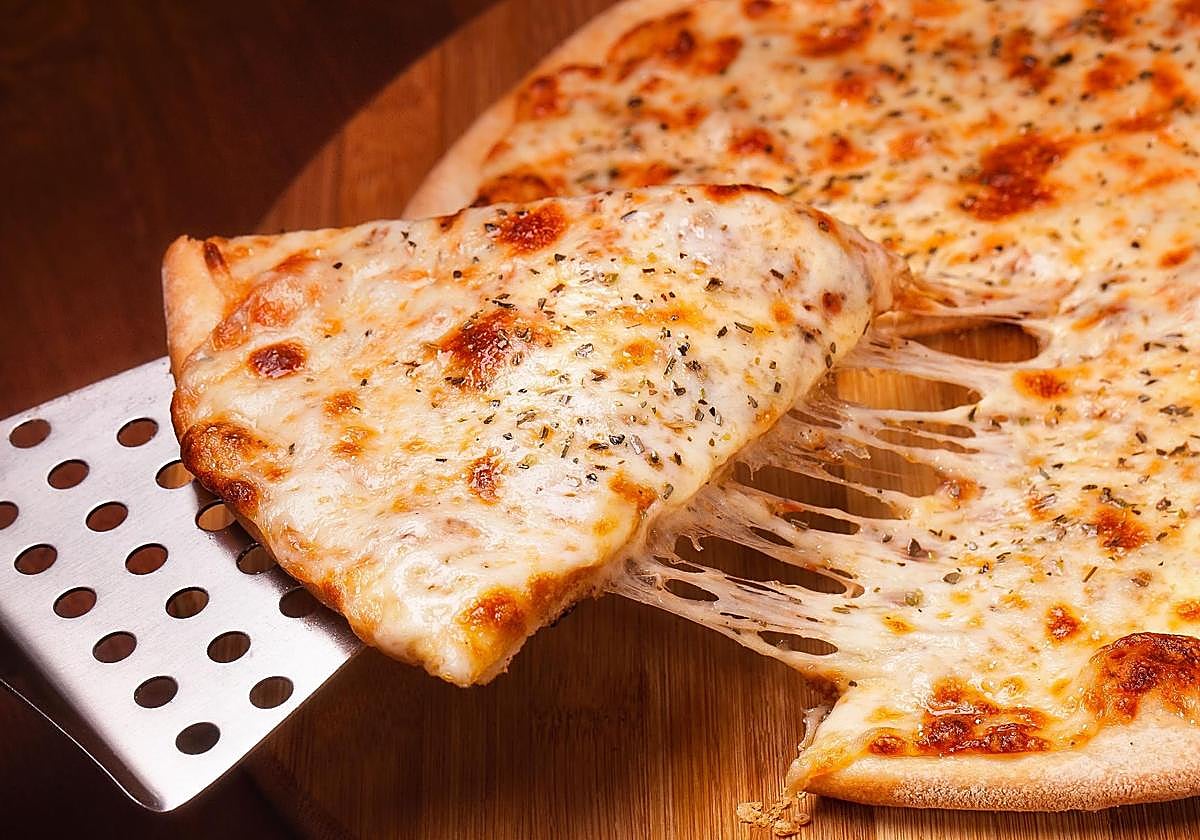 Demasiada sal, grasas saturadas y calorías: solo un tipo de pizza de supermercado pasa el examen de la OCU