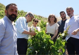 Romero junto a dirigentes socialistas en la visita a una finca en El Borge.