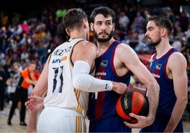 Hezonja consuela a Abrines al final del tercer partido entre el Real Madrid y el Barcelona.
