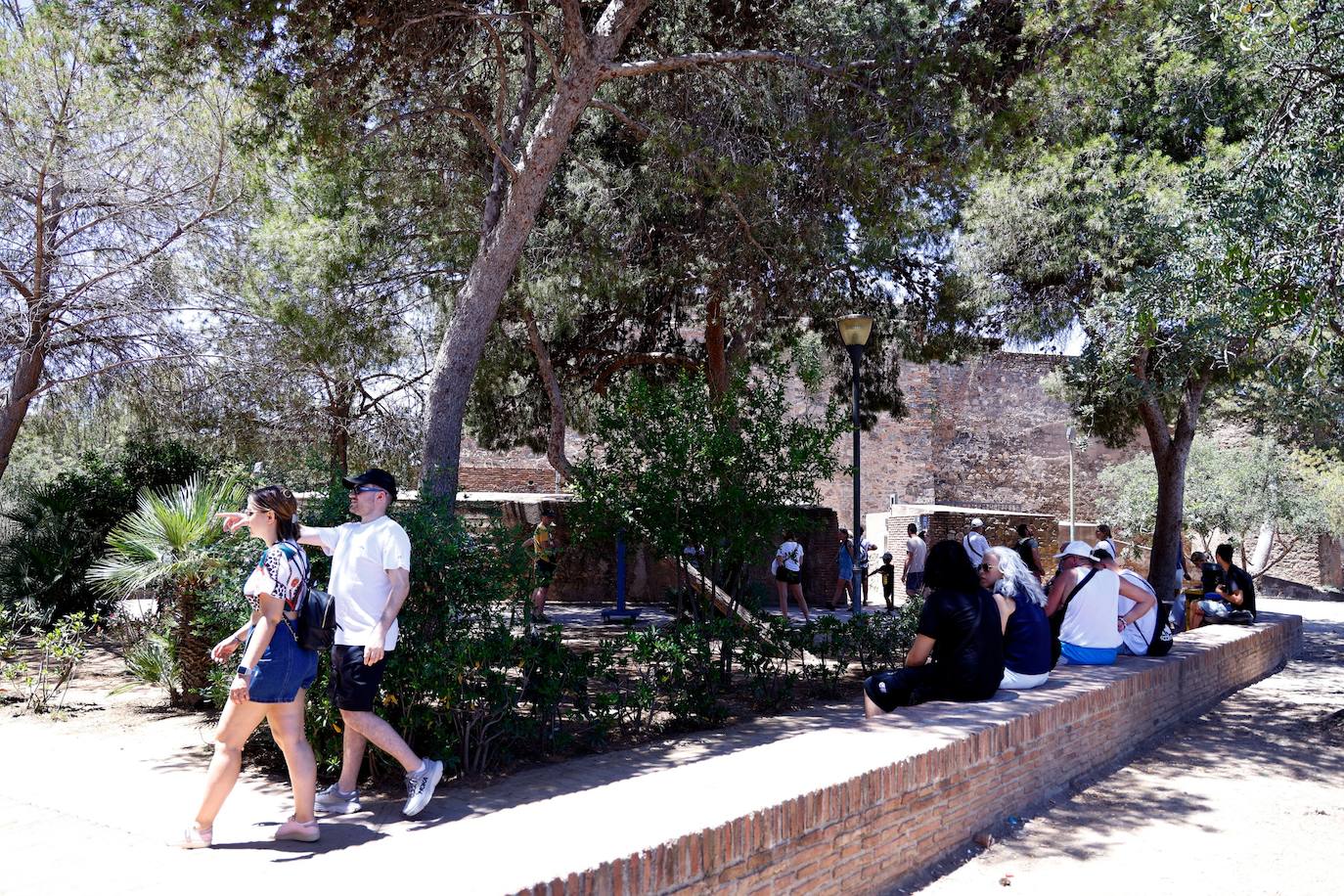 Imagen secundaria 2 - En la primera, Monumento Acteon; en la segunda, Acueducto San Telmo; en la tercera, entrada Castillo Gibralfaro