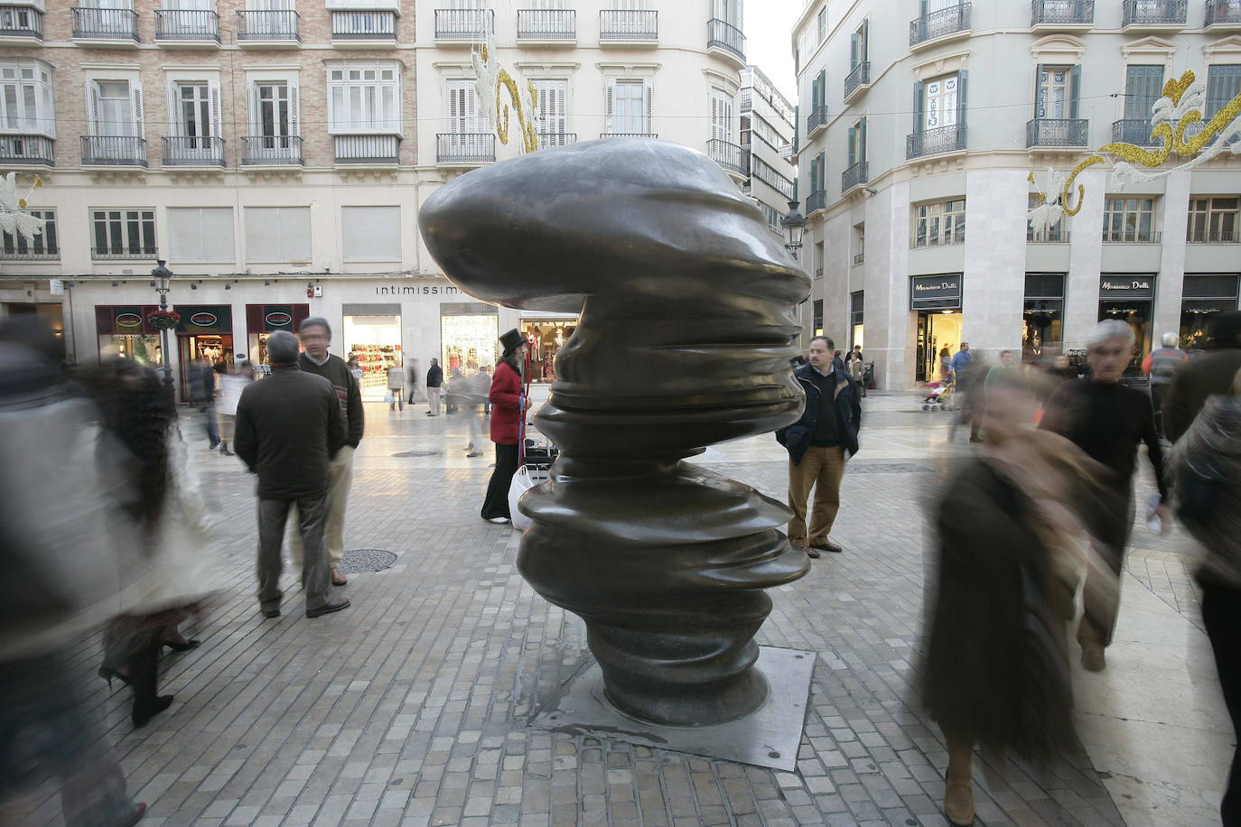 Imagen secundaria 1 - En la primera foto, el monumento al Marqués de Larios; en la segunda, Puntos de Vista de Tony Cragg; en la tercera, 'Mano Quiromántica' de Rafael Pérez Estrada