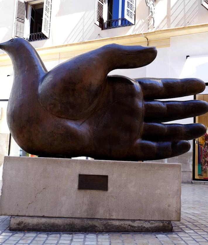 Imagen secundaria 2 - En la primera foto, el monumento al Marqués de Larios; en la segunda, Puntos de Vista de Tony Cragg; en la tercera, 'Mano Quiromántica' de Rafael Pérez Estrada