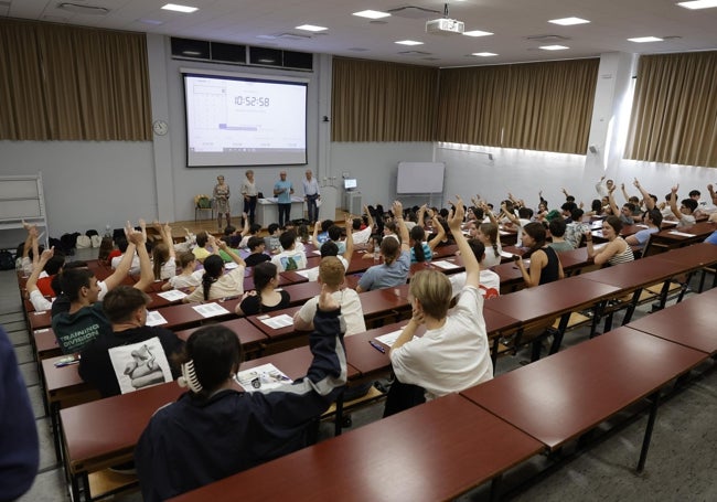 Estudiantes, en una de las aulas de la Facultad de Medicina, antes de comenzar el segundo examen de la mañana de ayer.