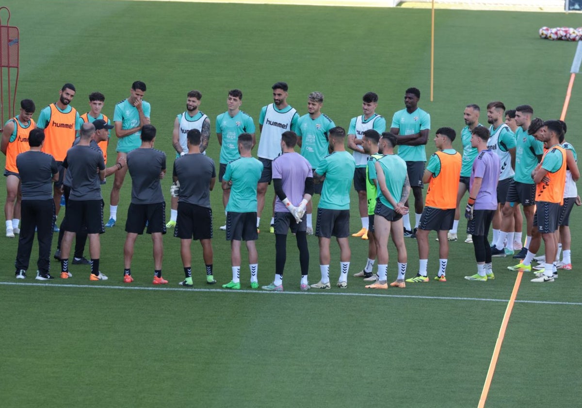 Sergio Pellicer, durante la charla a sus jugadores antes del entrenamiento de este martes.