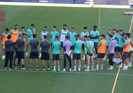 Sergio Pellicer, durante la charla a sus jugadores antes del entrenamiento de este martes.