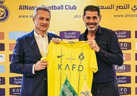 Fernando Hierro posa como nuevo director deportivo del Al-Nassr de Arabia Saudí junto al director general del club, Guido Fienga.