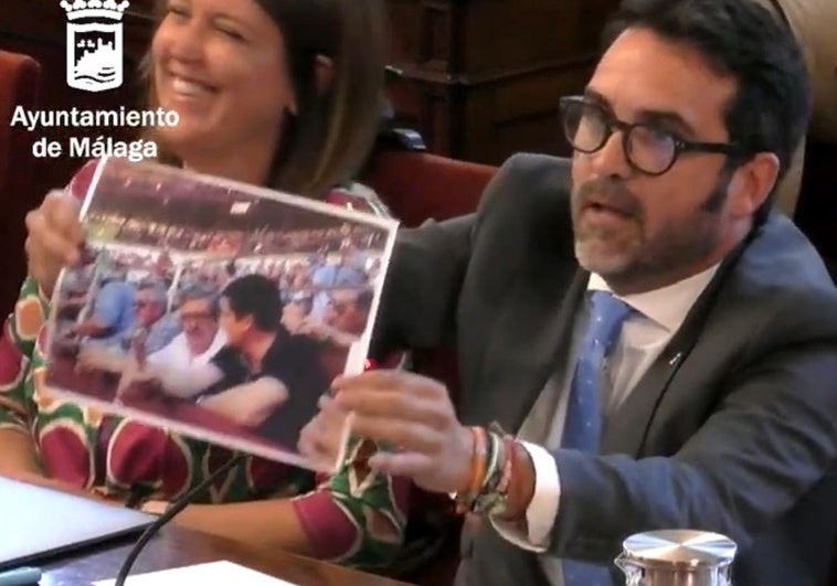 Florido muestra la foto de Antonio Romero, en el burladero de la Diputación, entre las risas de Carmen Casero.