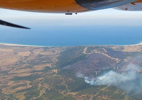 Cuatro investigados por un incendio en Tarifa en el que trabajan 18 medios aéreos y 175 bomberos