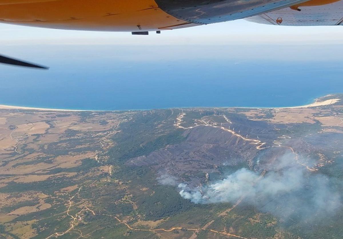 Cuatro investigados por un incendio en Tarifa en el que trabajan 18 medios aéreos y 175 bomberos