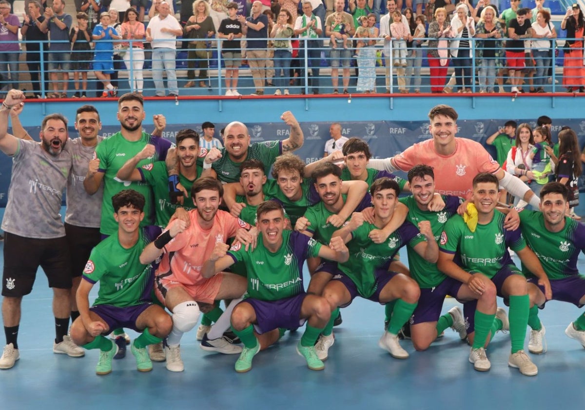 El equipo celebra el ascenso en la pista de Guadaljaire.