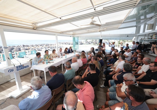 Un momento de la reunión con los empresarios de playa.