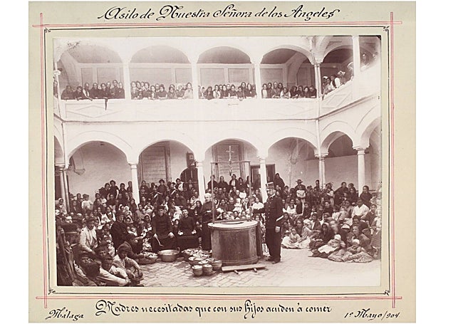 Fotografía de 1904 del Asilo de Los Ángeles, asistiendo a cientos de personas.