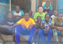 Daniel Vega, en Chad, con los menores a los que se busca ayudar.