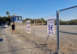 El parking de La Cizaña está aparece vallado y con carteles que anuncian el precio de cinco euros por día.