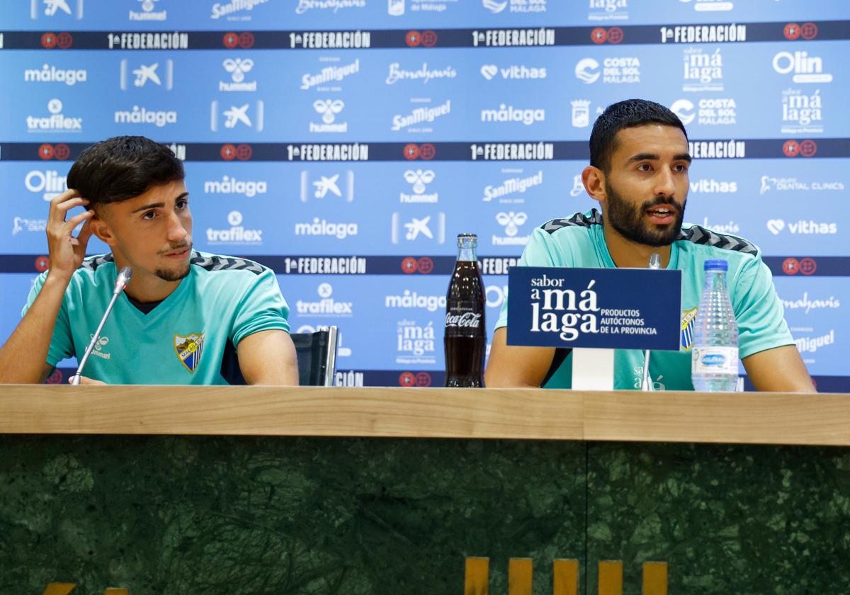 Los futbolistas del Málaga David Larrubia y Einar Galilea atienden a los medios de comunicación en la sala de prensa de La Rosaleda este miércoles.