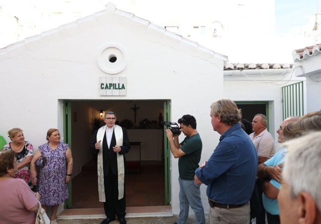 José Sánchez en el momento de la bendición de la capilla.