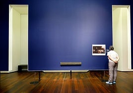 Una cartela avisa de que la icónica obra ha sido trasladada temporalmente al Prado.