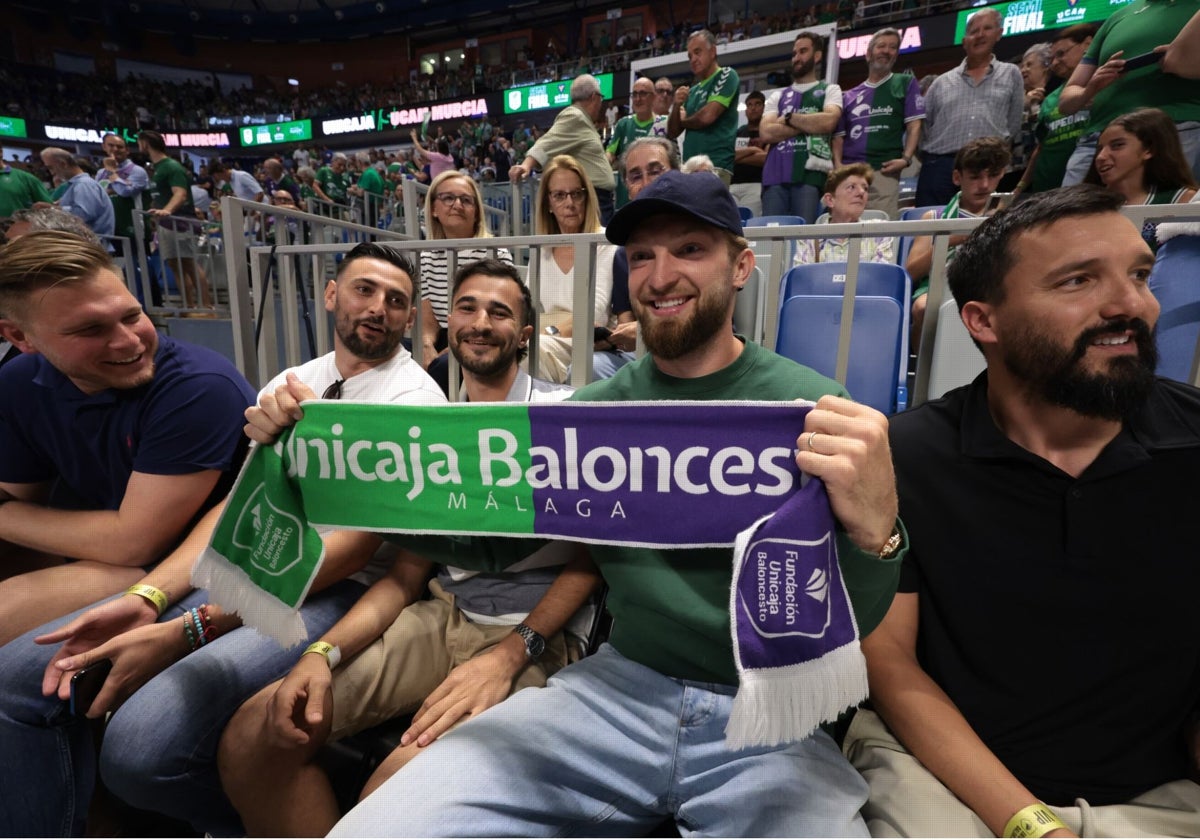 Sabonis posa feliz con una bufanda del Unicaja, con Alfonso Sánchez a su izquierda.