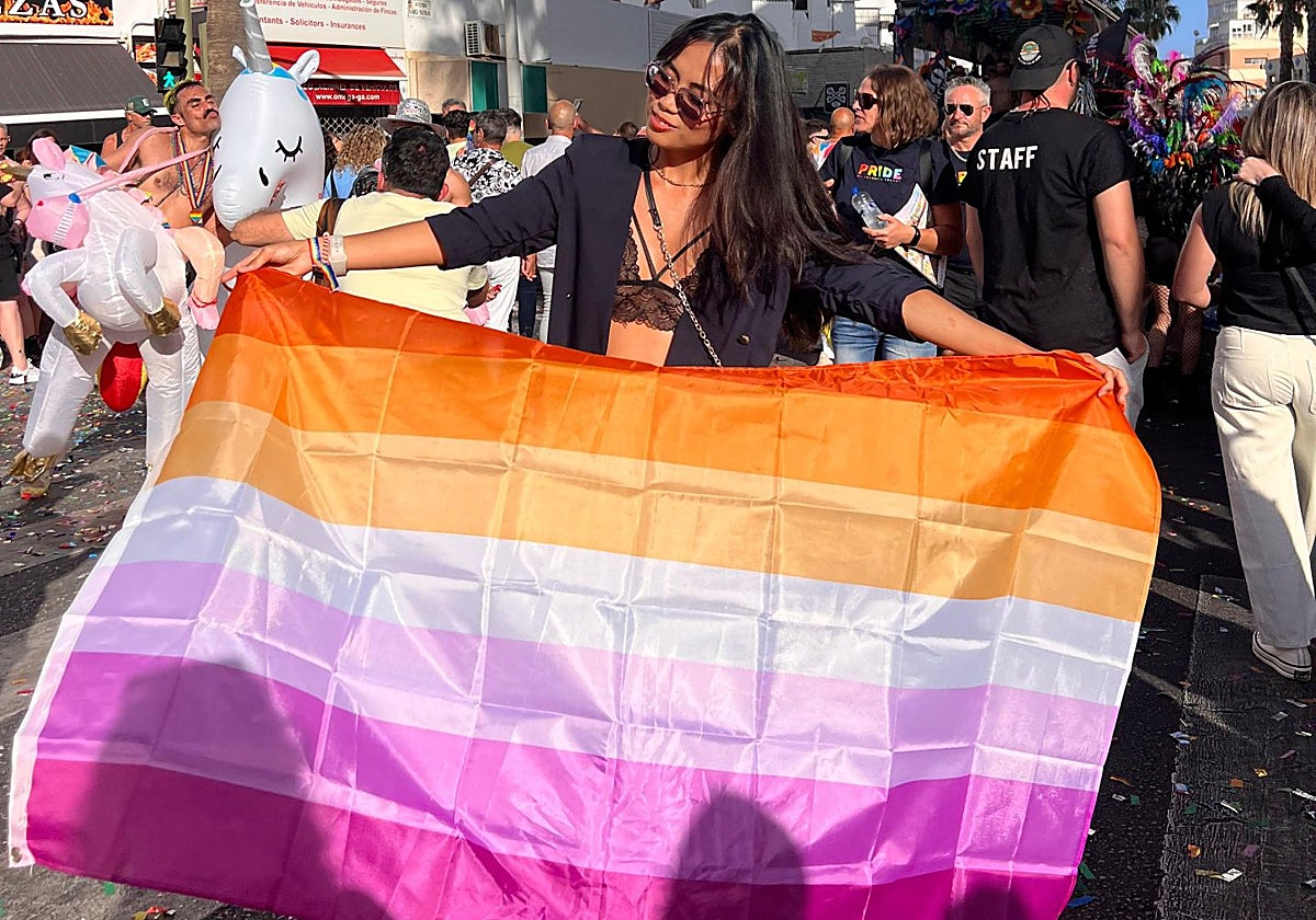 Nesh en el Orgullo de Torremolinos con la bandera lésbica.