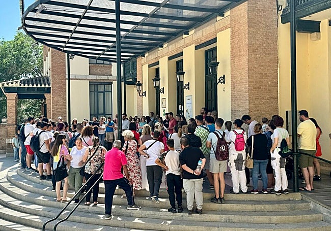 Concentración de los vecinos Campillos la semana pasada por la continuidad del servicio 'Andalucía Orienta'.