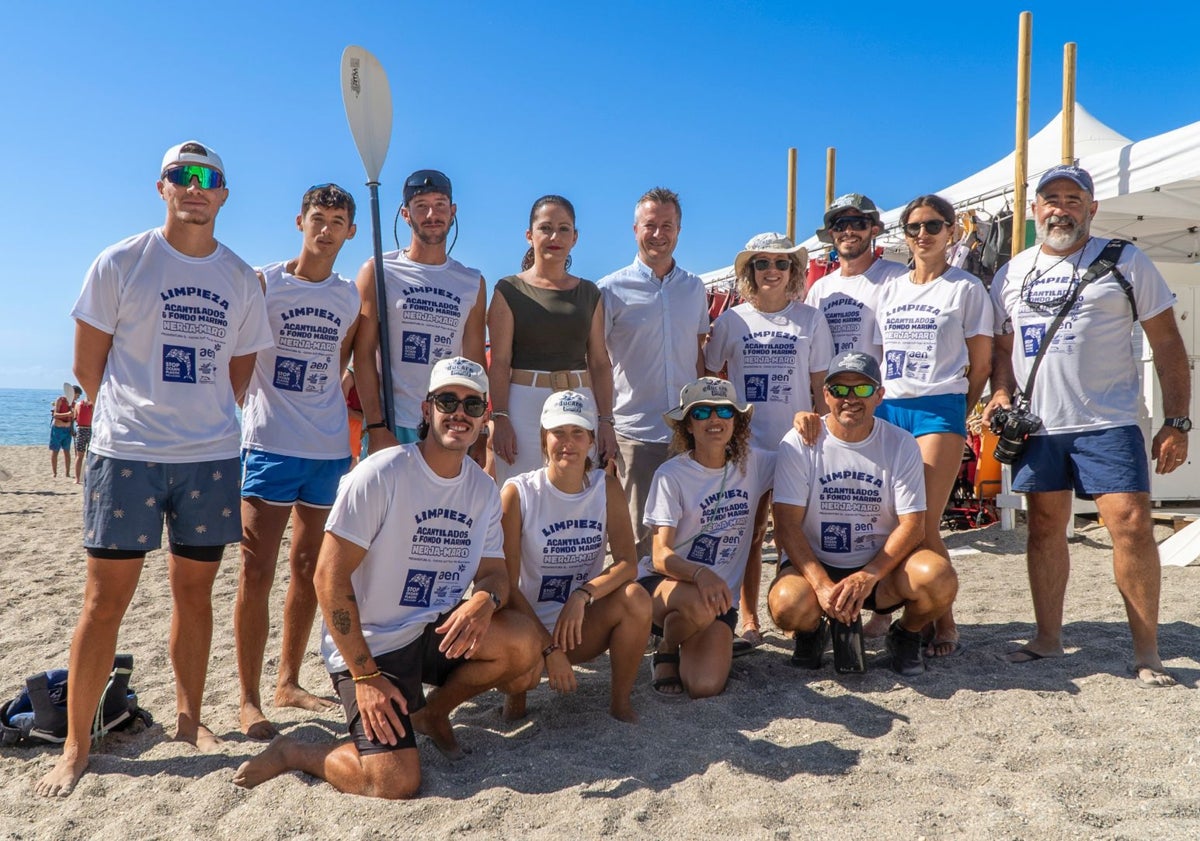 Imagen principal - Arriba, los participantes en la jornada de limpieza, junto a los ediles de Medio Ambiente y Playas; abajo, a la izquierda Miguel Joven 'Tito' con parte de los residuos, y a la derecha, uno de los participantes retirando toallitas adheridas a las rocas.