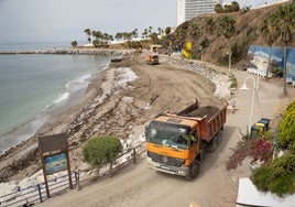 Maquinaria trabajando en la playa de Torrevigía.