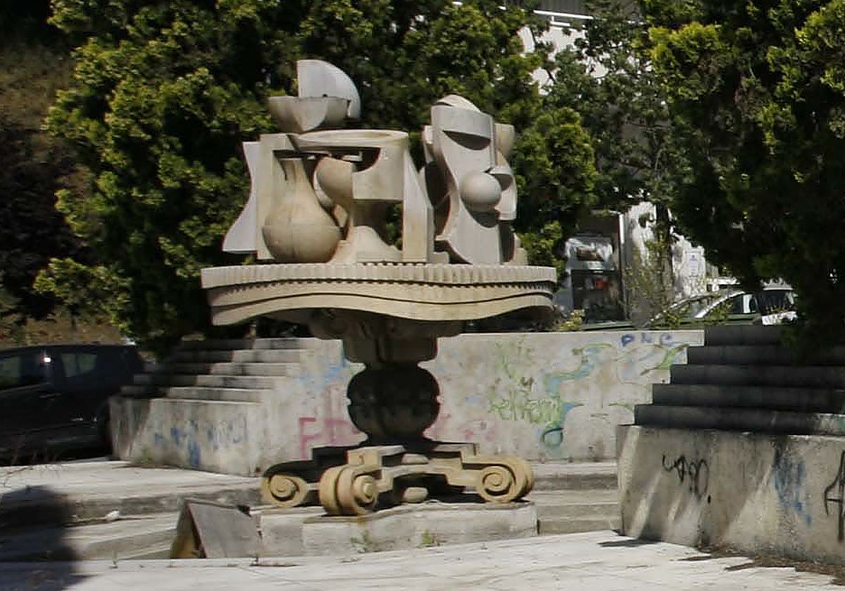 Estado de abandono de la fuente de Miguel Berrocal cuando todavía estaba en El Limonar, antes de ser retirada.