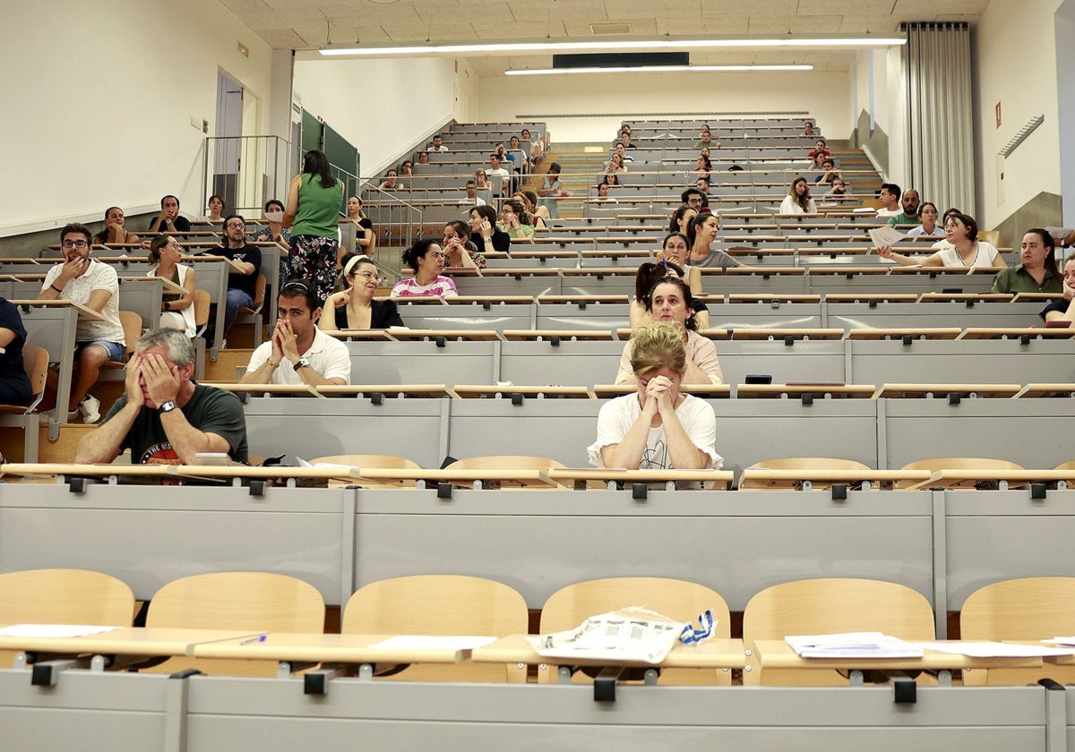 Opositores, en un examen el año pasado, en una de las aulas de la Universidad.