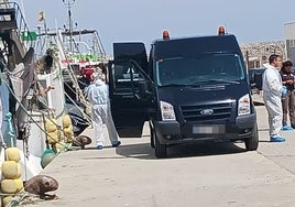 Hallan el cadáver de un hombre en las redes de un pesquero al llegar al puerto de Fuengirola