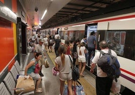 Usuarios del Cercanías en el andén de la estación María Zambrano.