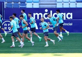 Jugadores del Málaga durante uno de los últimos entrenamientos antes del partido ante el Celta B.