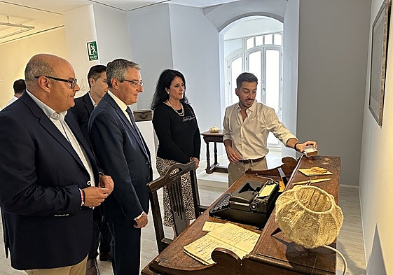 El alcalde veleño, Jesús Lupiáñez, y el presidente de la Diputación, Francisco Salado, en la inauguración.