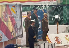 En la imagen, el guardia civil Francisco Gómez, en lo alto del podio con su medalla de oro