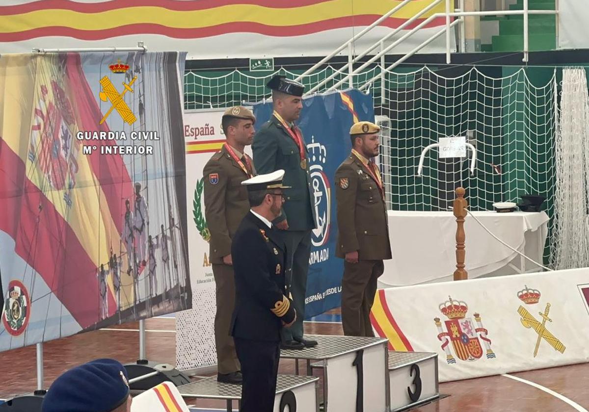 En la imagen, el guardia civil Francisco Gómez, en lo alto del podio con su medalla de oro