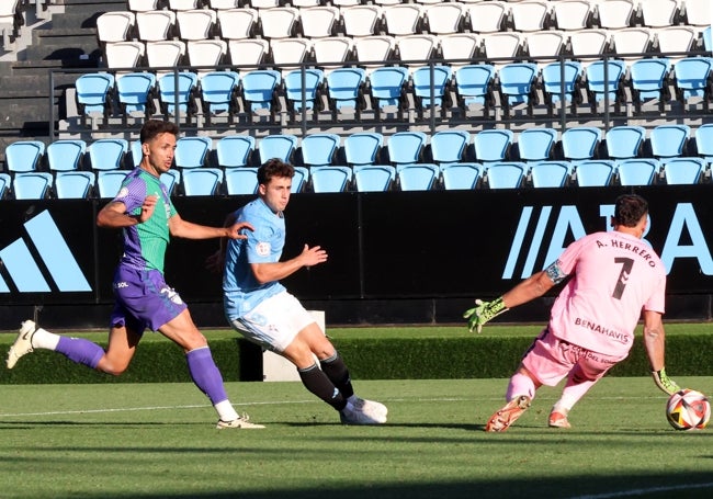 Un remate de Alfon en el partido de ida ante Nelson.