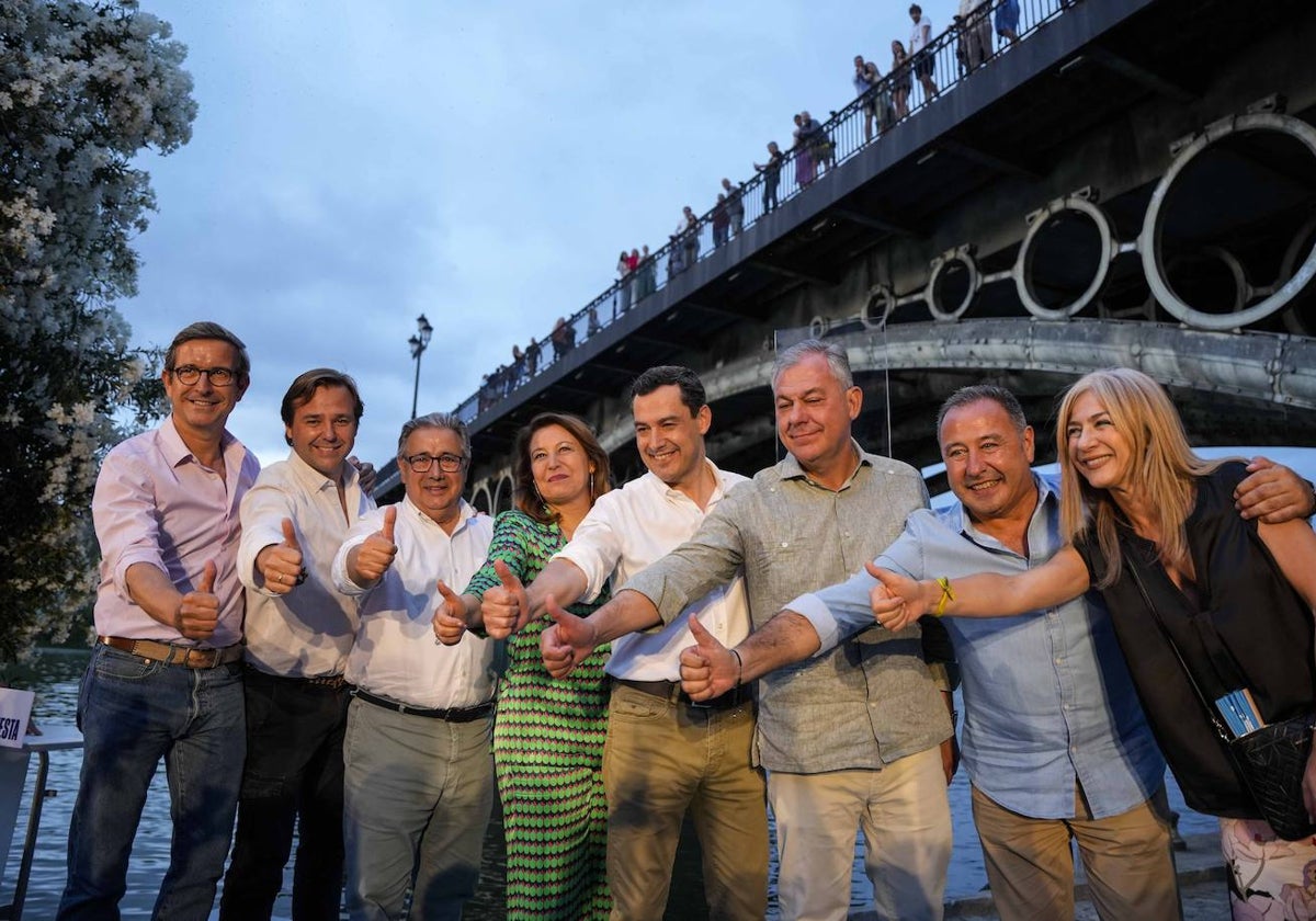 Moreno, junto a los candiatos Juan Ignacio Zoido y Carmen Crespo y otros dirigentes