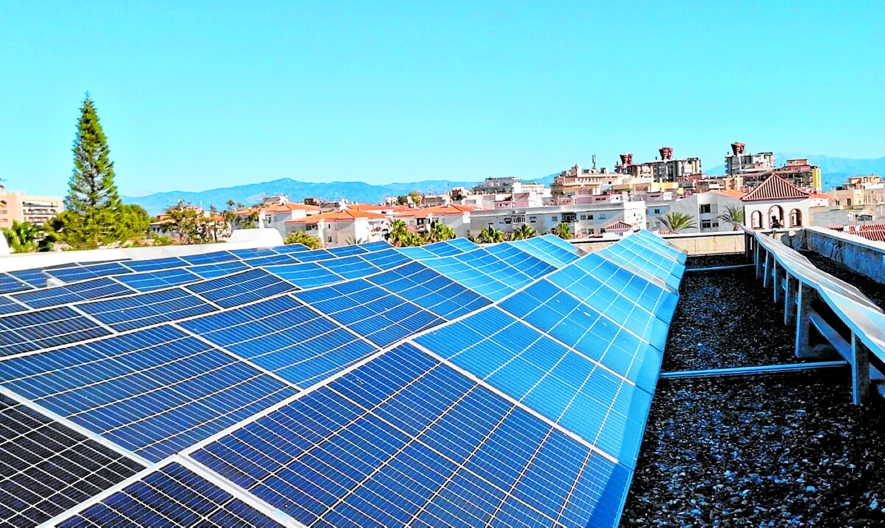 Placas de energía solar fotovoltaica para el autoconsumo en el techo de un edificio en Torremolinos.