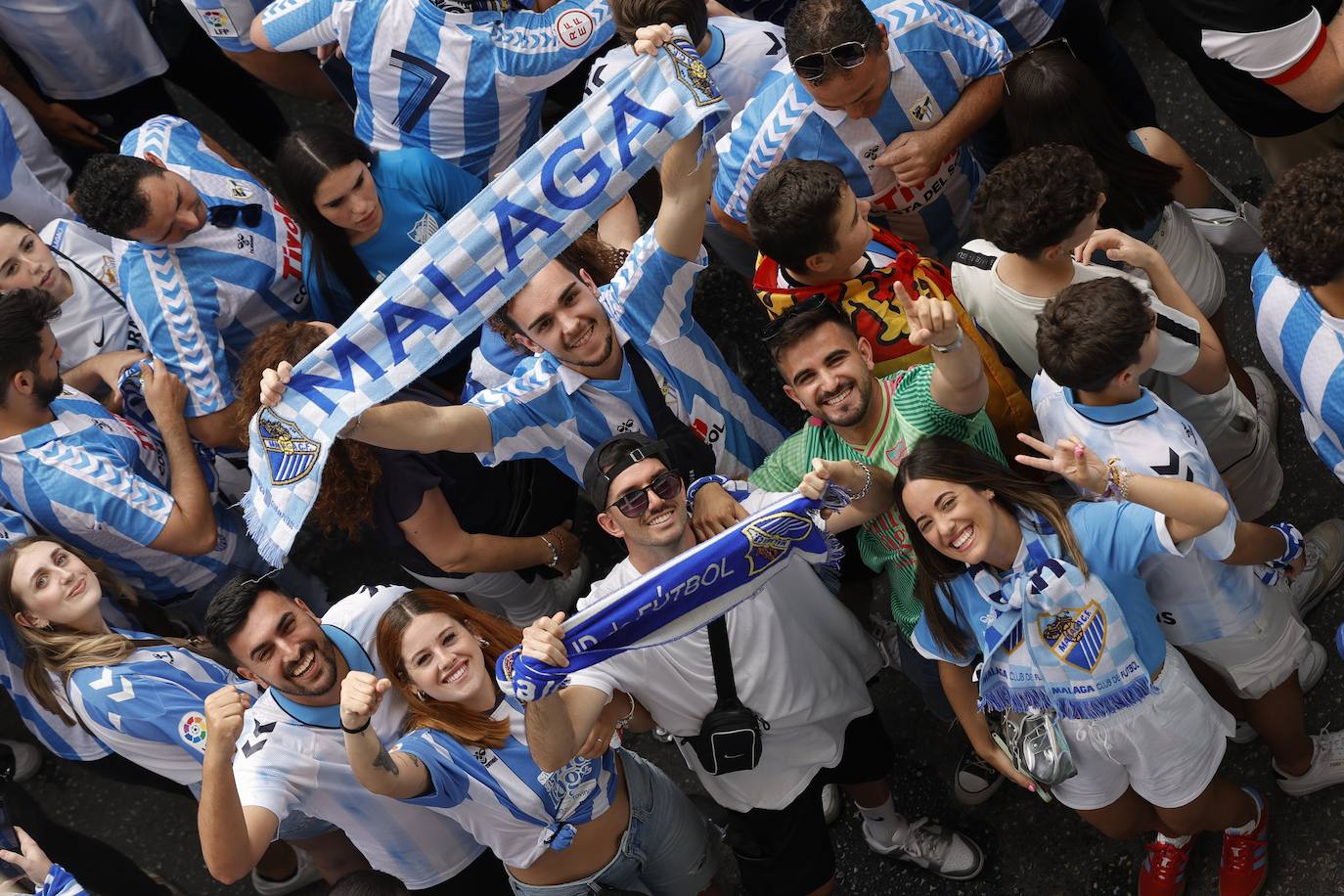 Espectacular y masivo recibimiento al equipo en La Rosaleda antes del partido