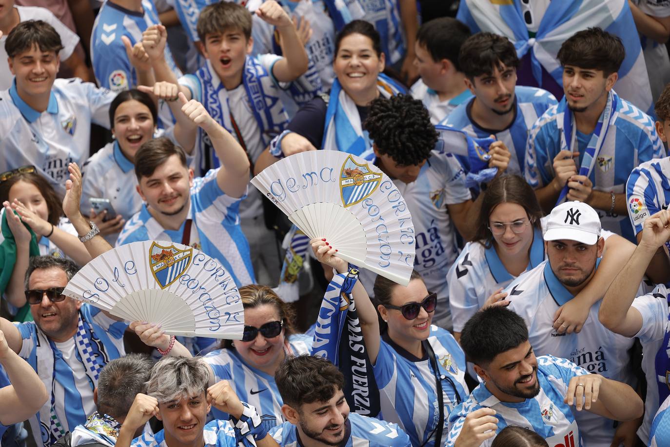 Espectacular y masivo recibimiento al equipo en La Rosaleda antes del partido