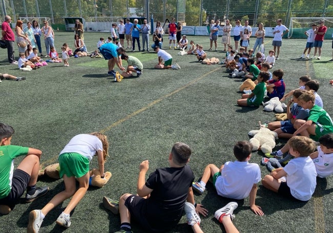 La jornada contó con la participación de jugadores, padres y entrenadores.